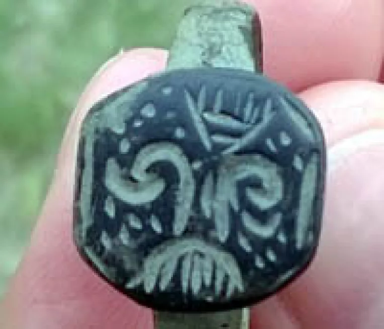 O descoperire arheologica exceptionala: Un inel gravat cu aceleasi simboluri prezente si pe misterioasele tablite de la Tartaria