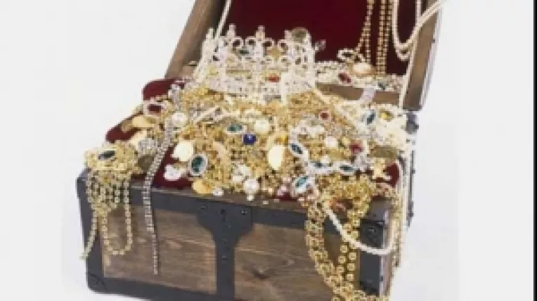 O femeie in doliu care cersea bani de inmormantare a furat bijuterii de 150.000 de euro