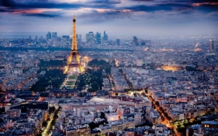 O parte dintre turistii japonezi care viziteaza Parisul sunt puternic afectati psihologic