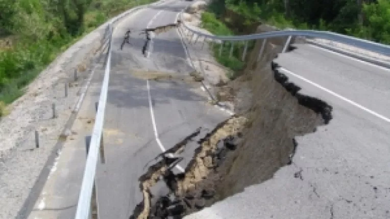O portiune din autostrada A6, care leaga orasul Lugoj de autostrada A1, s-a surpat
