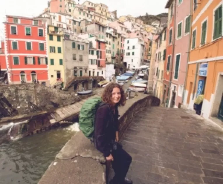 O studenta la Arhitectura a murit in Halta Pajura, in Chitila, facandu-si un selfie pe un vagon de tren