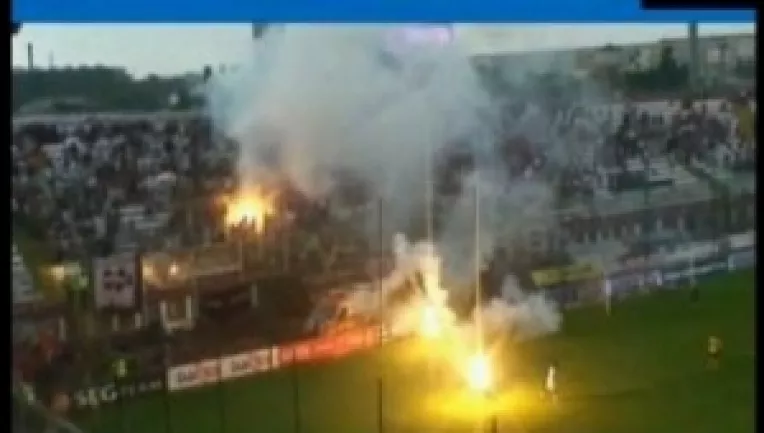 O tanara a fost incendiata cu o torta la meciul Rapid - FC Brasov, aruncata de suporterii rapidisti