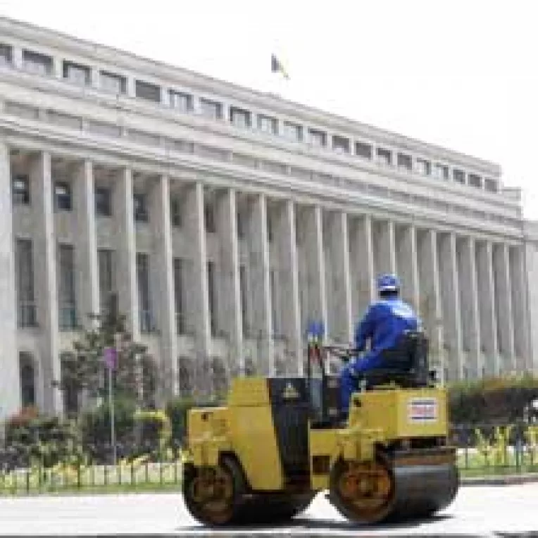 O treime din esalonul doi paraseste Palatul Victoria
