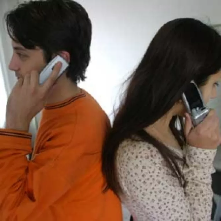 Operatorii internationali de telefonie mobila fac bani buni in Romania