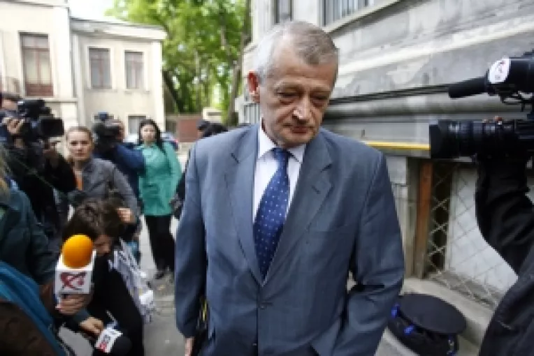 Oprescu i-a facut cadou lui Blaga un binoclu, pentru a se uita la "autostrada zburatoare"