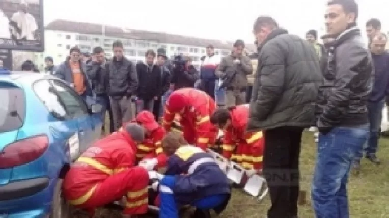 Opt persoane au ajuns sambata la spital dupa ce au fost lovite de o masina
