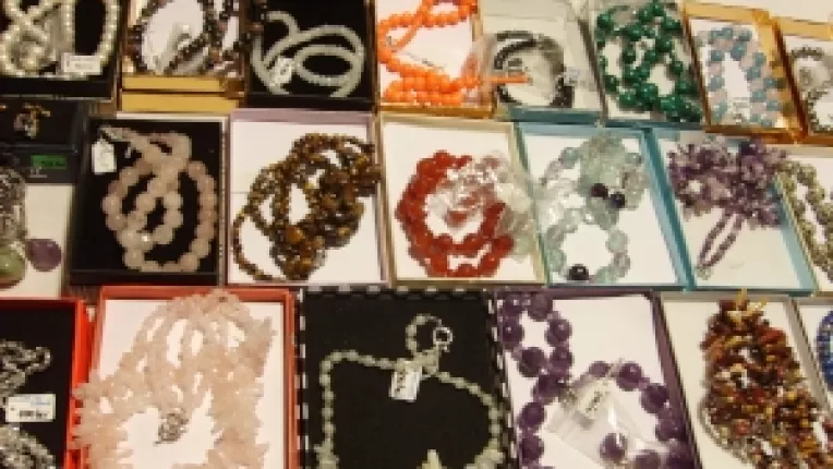 Oscar Edelstein: "Coliere concepute de sotia mea si cercei din perle de cultura!"