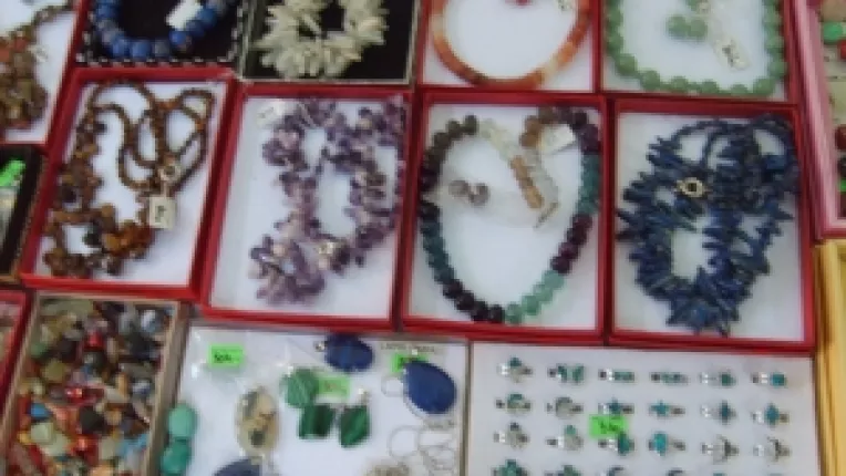 Oscar Edelstein: "Coliere din agat de foc si pandantive din diverse pietre!"