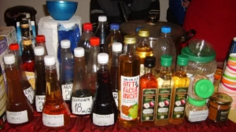 Oteturile de mere si de miere, dar si vinul fiert cu scortisoara, la standul Nuticai Ferent