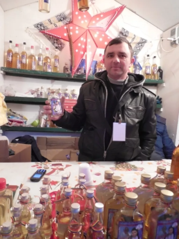 Palinca de Bihor, la standul lui Florin Chise in cadrul targului de la Universitate