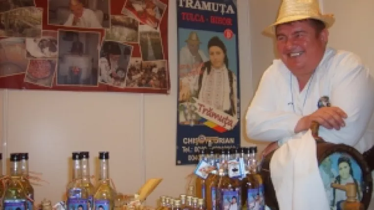 Palinca de pruna si palinca de mar, la standul lui Florin Chise din cadrul targului de la Palatul Parlamentului