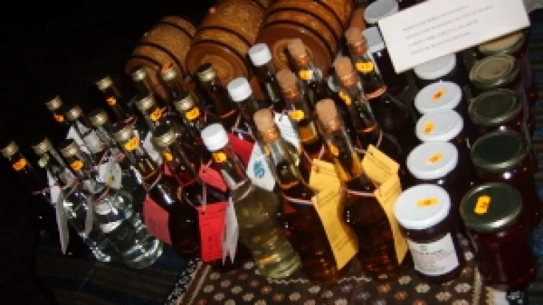 Palinca de prune si magiunul de prune, la standul lui Emil Florescu de la Piata Taraneasca