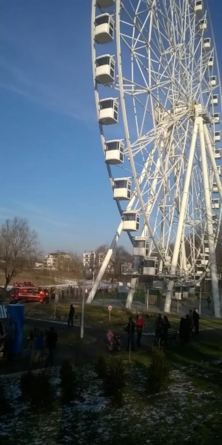 Panica in parcul de distractii Tei din Bucuresti, unde  52 de oameni au fost blocati timp de trei sferturi de ora in roata mare