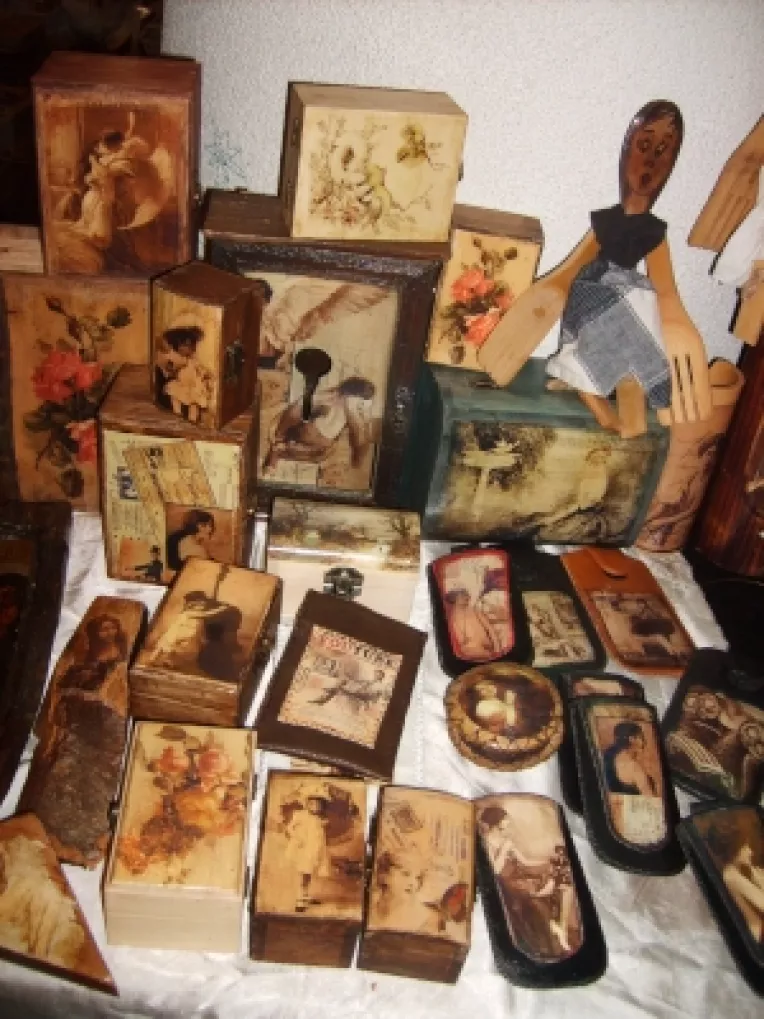 Papusi din linguri de lemn si perii din lemn pictate, la standul Catalinei Marinescu