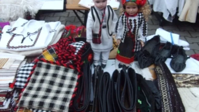 Papusi din portelan imbracate in costum din Bucovina, la standul Adrianei Hojbota