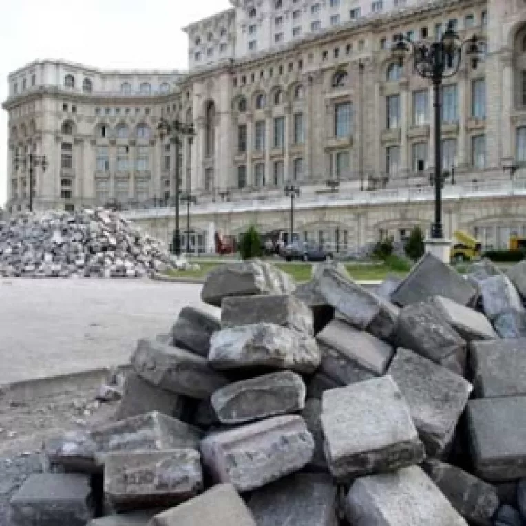 Parlamentarii, asediati de propria mizerie