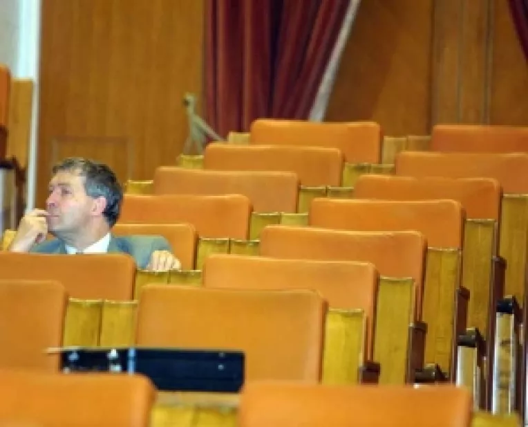 Parlamentarii chiulesc la greu de la comisii
Statutul minoritatilor asteapta un raport din 2005 
