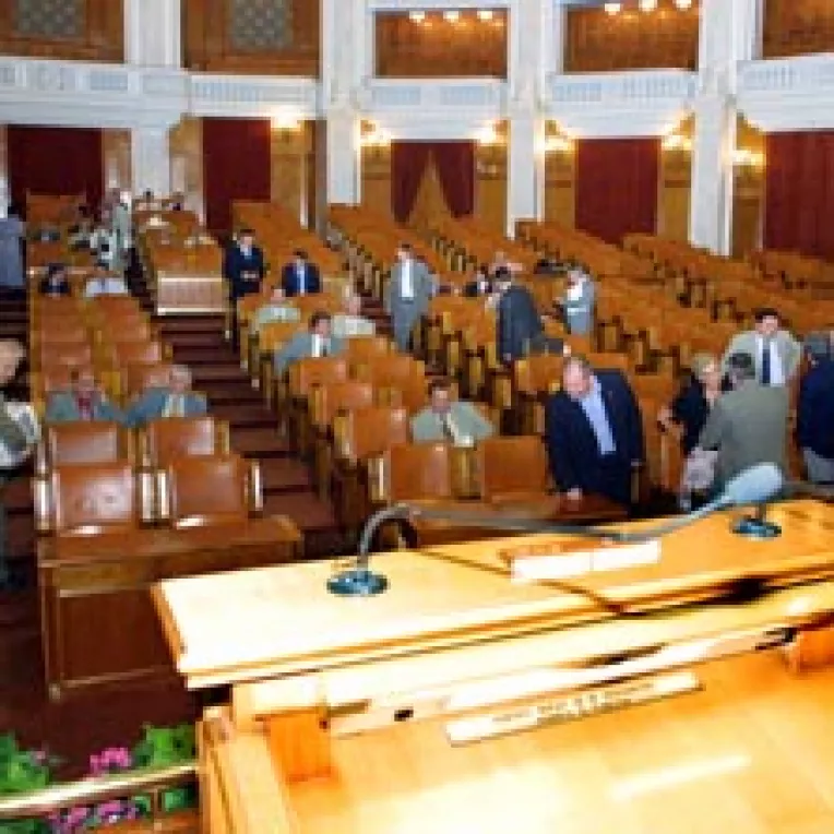 Parlamentarii Coalitiei lipsesc pe rupte