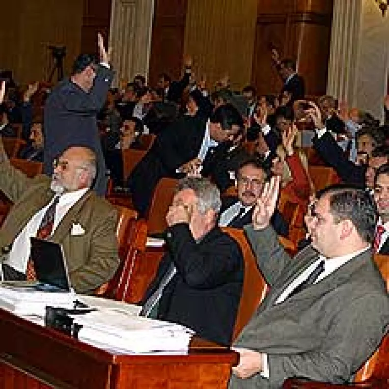 Parlamentarii nu renunta la pensii umflate si la ajutorul de somaj