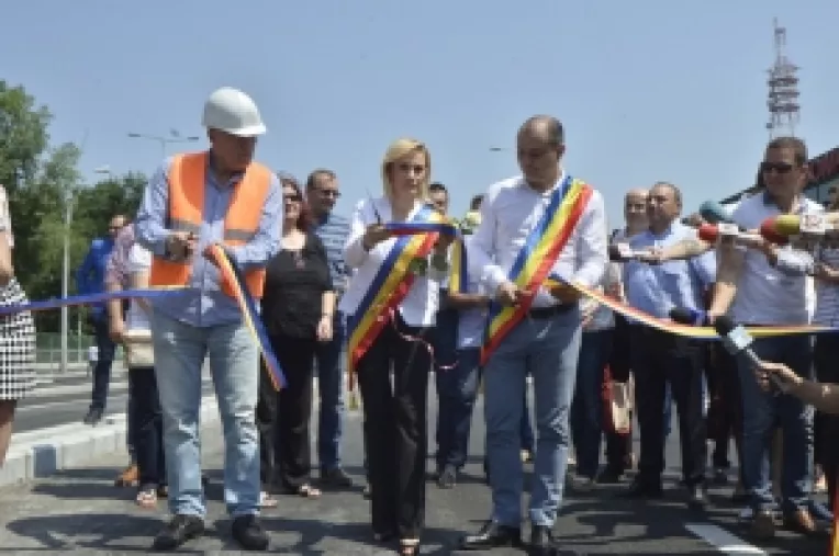 Pasajul subteran rutier Piata Sudului a fost inaugurat, duminica, dar lucrarile continua cu refacerea liniei de tramvai si cu largirea Soselei Berceni