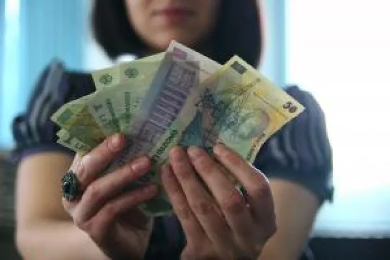 Patronii isi jefuiesc angajatii