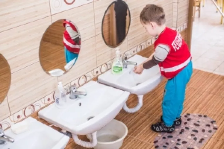 Patru Maini cauta gradinite si scoli care au nevoie de imbunatatiri