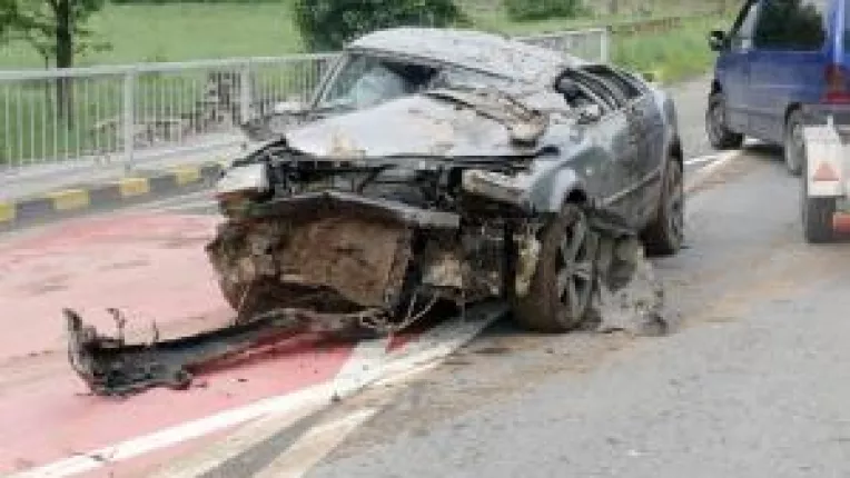 Patru tineri au "zburat" cu masina peste sensul giratoriu