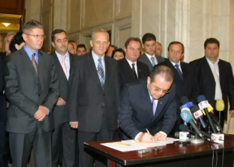 PD-L pune electoratul la treaba
Motiunea de cenzura de campanie