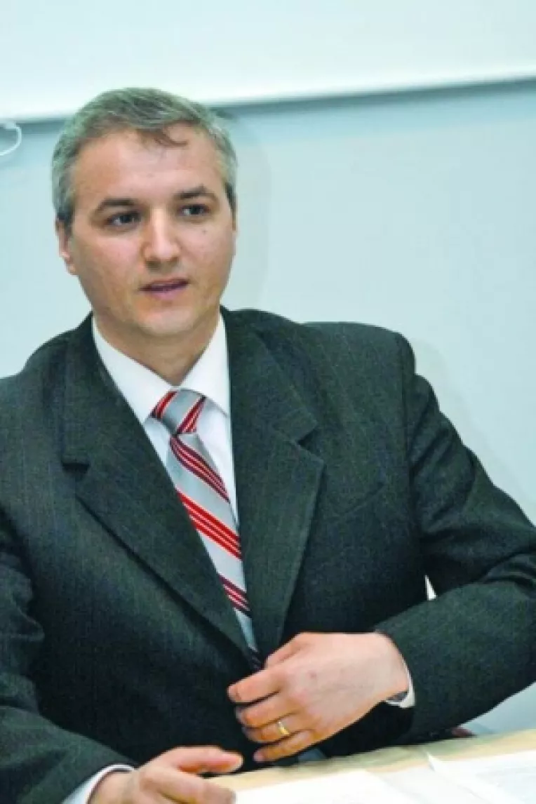 PD-L vrea in continuare postul de viceprimar la Navodari
Calapod: "Chelaru s-a obisnuit sa ii linga talpile lui Matei"