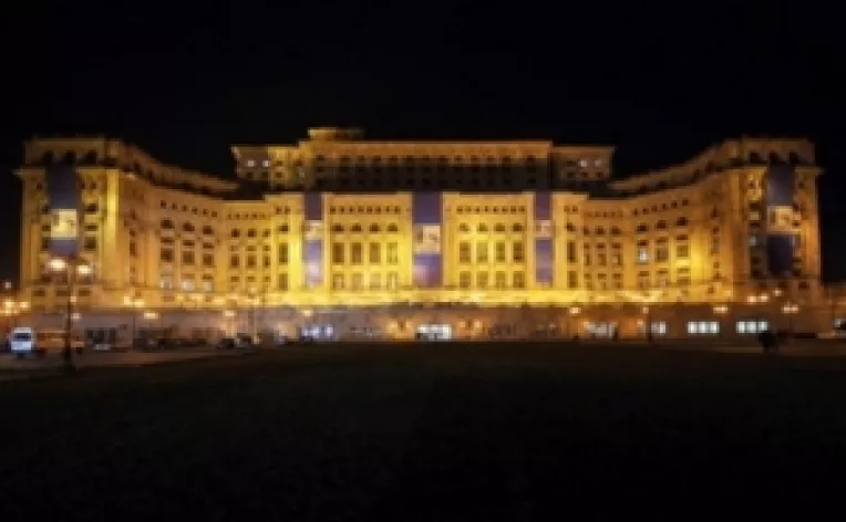 Pe 1 octombrie 2018, de  Ziua nationala de lupta impotriva cancerului de san, Palatul Parlamentului va fi iluminat in roz