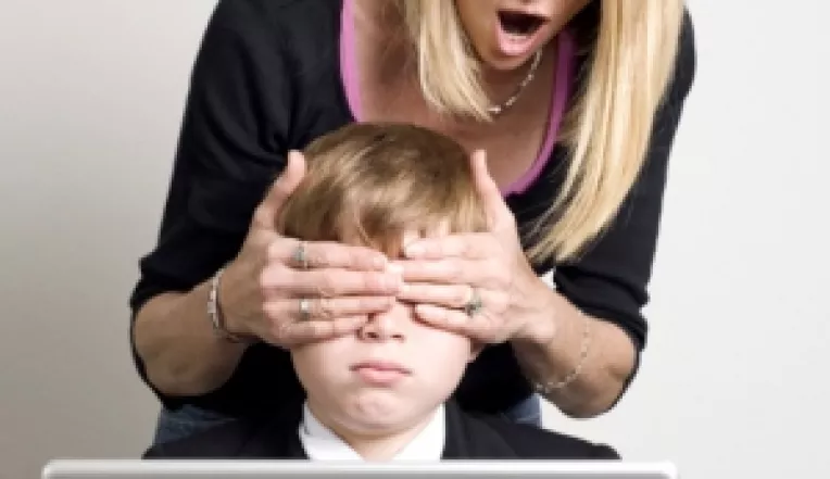 Pe 5 Decembrie este lansata o alianta mondiala impotriva abuzurilor sexuale asupra copiilor comise prin intermediul internetului