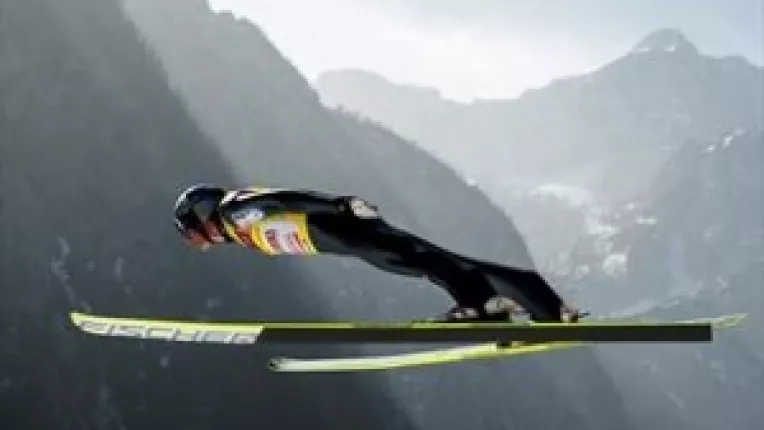 Pe o partie din Alpi : Ingeri cu schiuri care sfideaza gravitatia