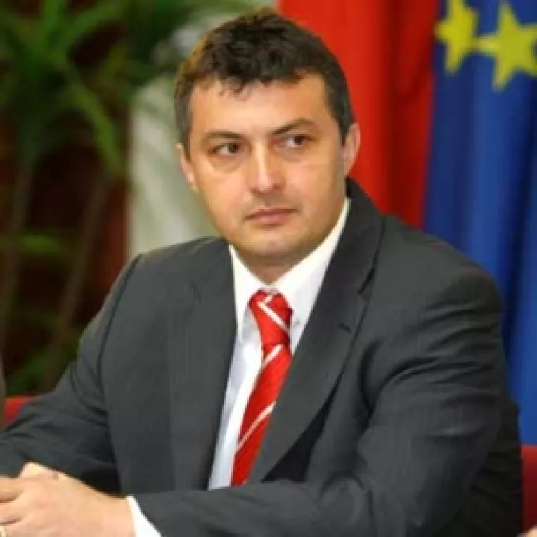 Pensionarii ii cer lui Basescu sa promulge Legea pensiilor
