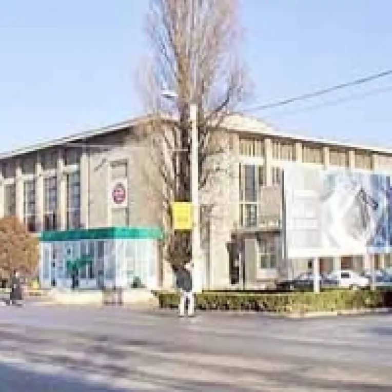 Pentru a corespunde standardelor, trebuie sa scape de doua ziduri