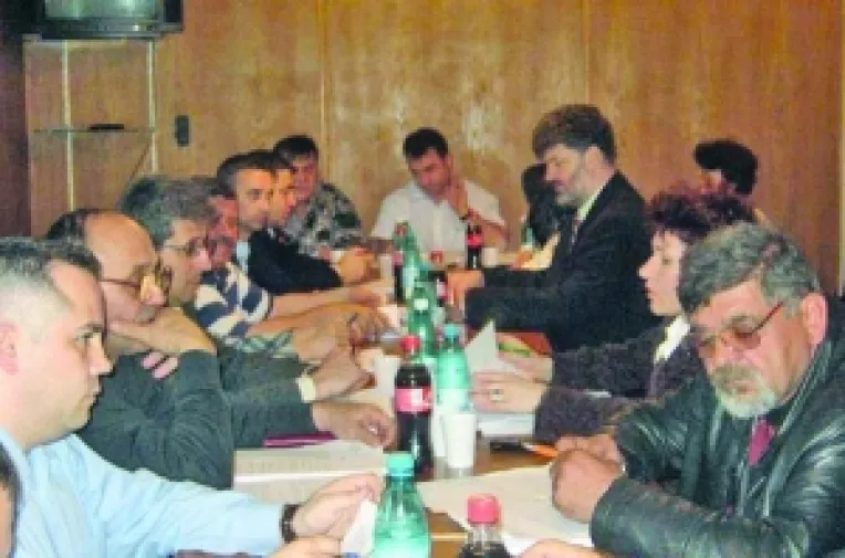 Pentru ca au plecat din sedinta. Matei ii lasa pe capii PDL-isti fara indemnizatiile de consilieri