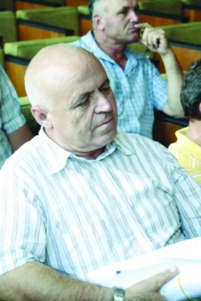 Pentru ca la bugetul local nu mai sunt bani nici de salariul primarului, Grameni vinde ceapa din gradina ca sa aiba bani de buzunar