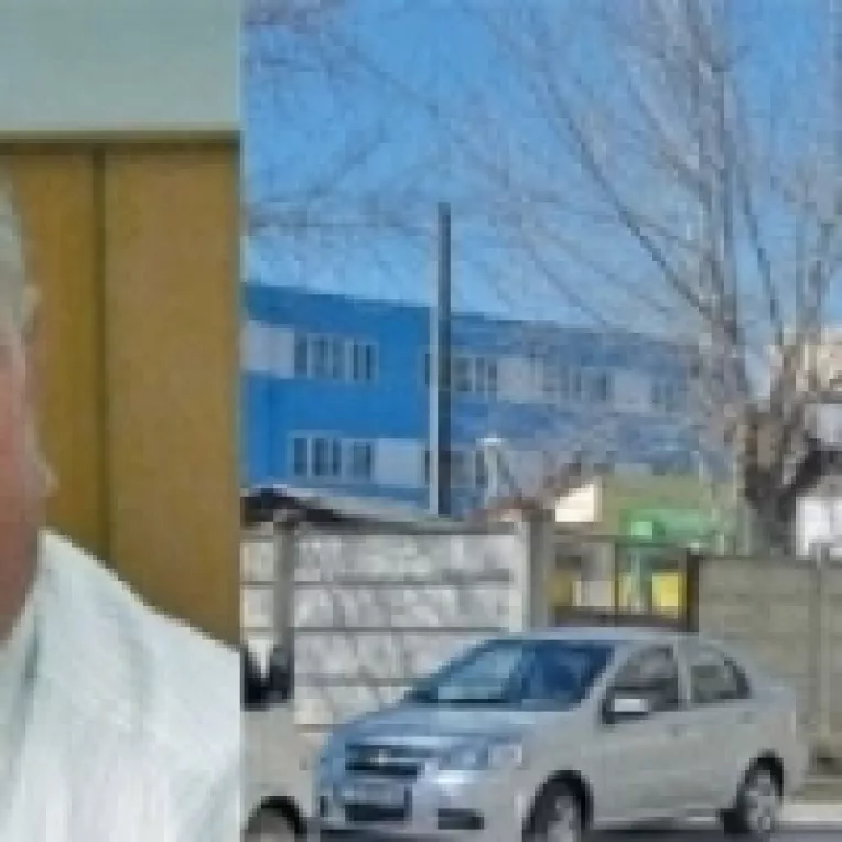 Pentru ca vinde tuica langa Scoala nr.3 din Navodari, Matei il pune pe Galbau sa isi transforme bodega in aprozar