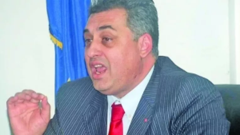 Pentru ca viseaza cu ochii deschisi la fondurile europene. Mitrana crede ca Tusac doarme si cand este treaz