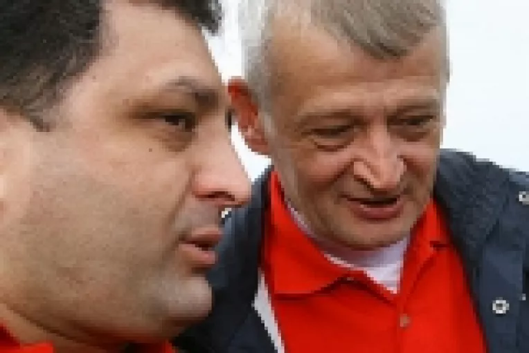 Pentru ca vrea in locul lui Oprescu, Vanghelie se reinventeaza