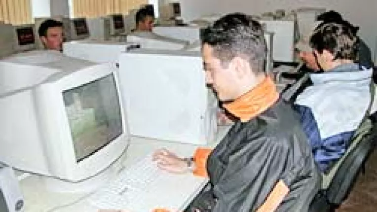 Peste 6 milioane de computere infectate, controlate de crima organizata din domeniul informatic