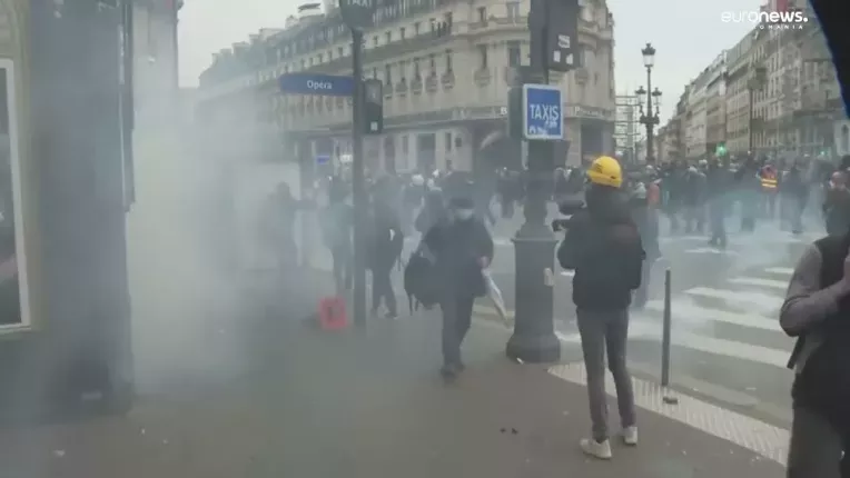 Peste un milion de francezi din nou in strada. MAE a emis o avertizare de calatorie