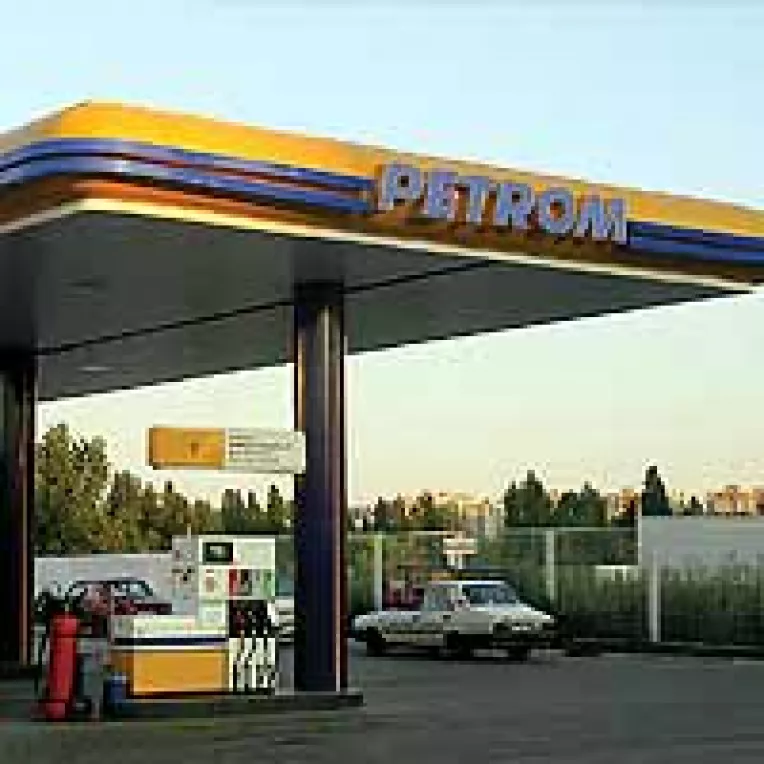 Petrom a scumpit benzina si motorina cu noua bani pe litru