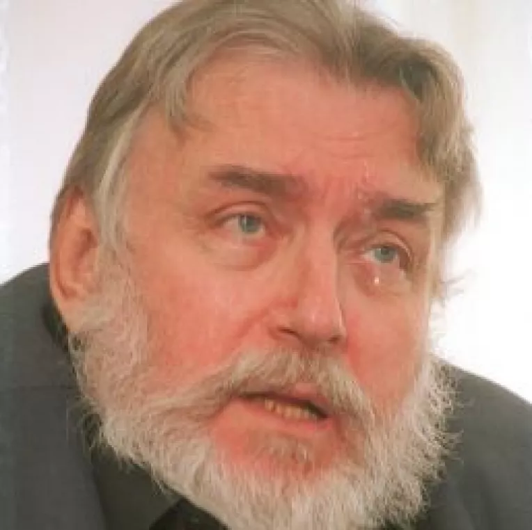 Piesa Nebun de alb, cantata de Emeric Imre, pe versurile lui Adrian Paunescu, terapie in aceste zile tragice