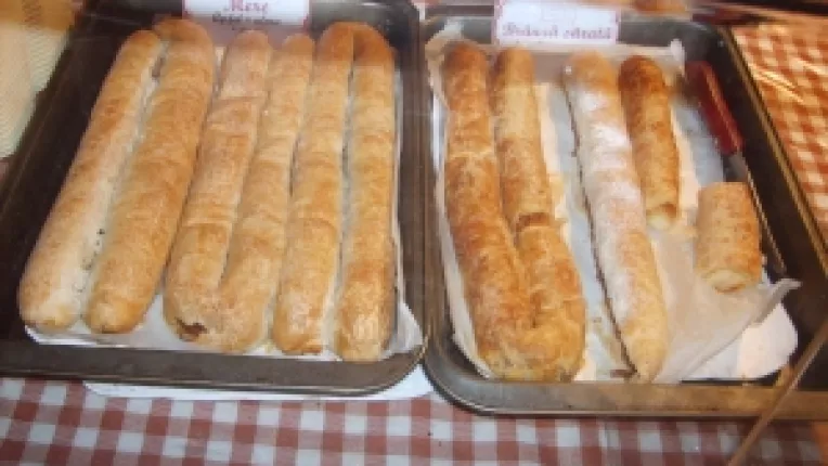 Placinta cu varza murata, condimentata si cu branza sarata, la targul Piata Taraneasca si Mester(Esti!)