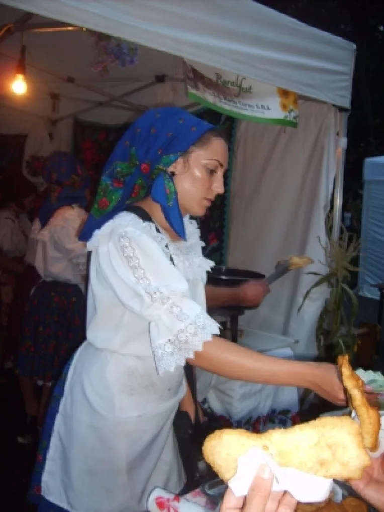Placinte si sarmale de la Botiza, Maramures, la mare cautare la targul traditional din Parcul Cismigiu si la Rural Fest