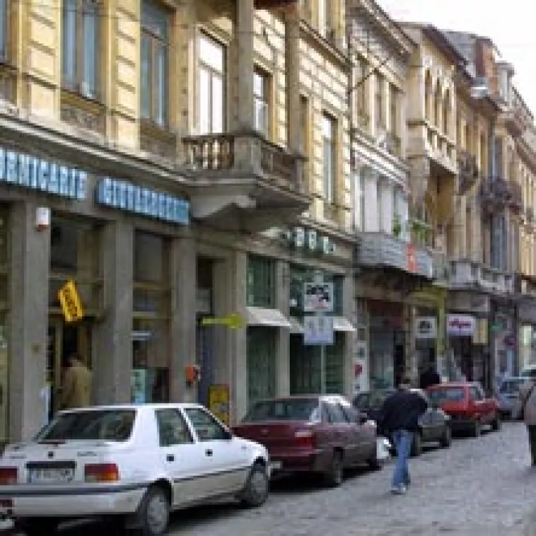 Politicienii nu se lasa scosi din casele nationalizate