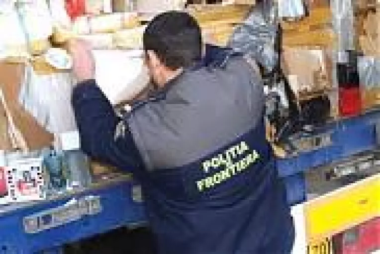 Politist angajat cu o diploma falsa.