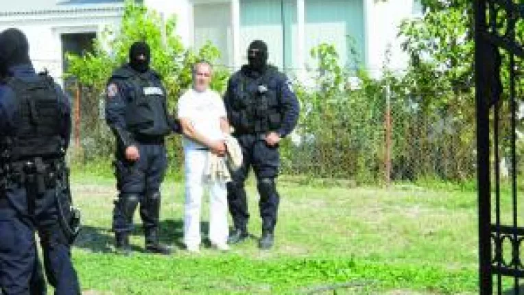 Politisti camatari, ridicati  de mascati