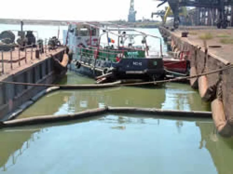 Poluare misterioasa cu petrol in dana 16