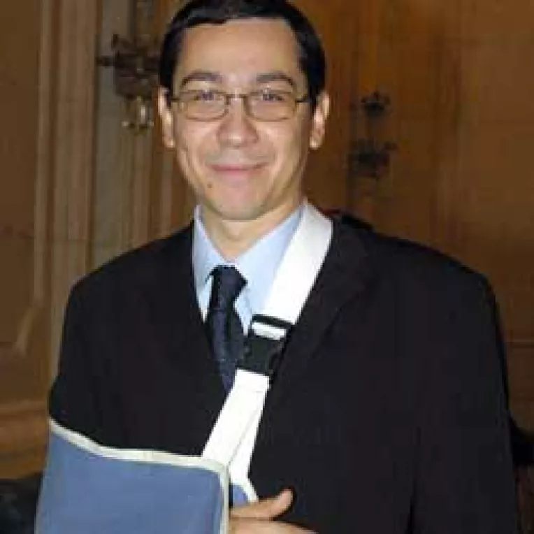 Ponta pariaza numai pe Nastase